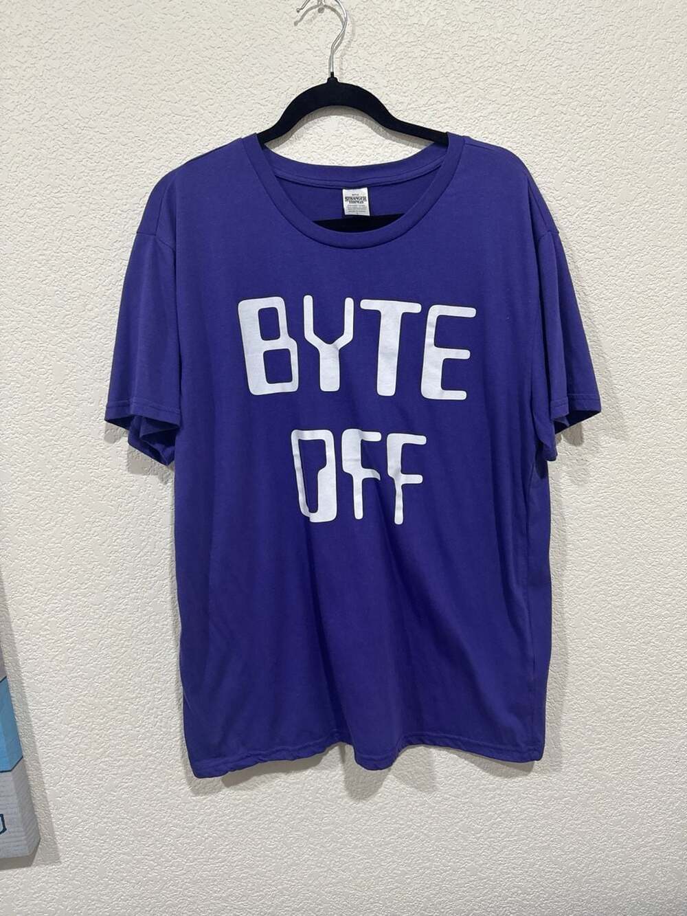 Stranger Things Dustin Henderson 'Byte Off' Purple Graphic T-Shirt Adult Size L - Picture 4 of 9